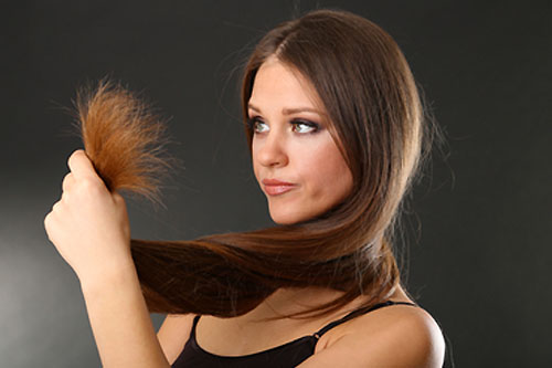 Rozdwajające się końcówki włosów u kobiety